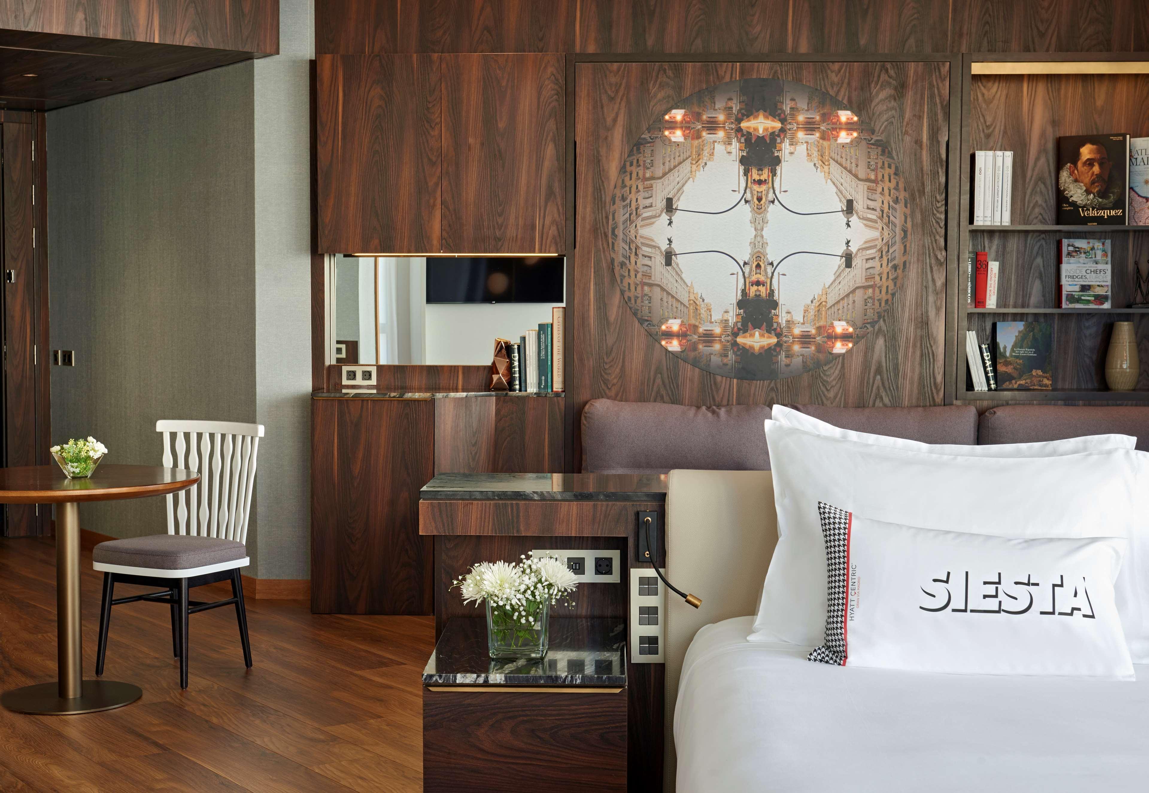 Hyatt Centric Gran Via Madrid Hotel Luaran gambar A room at the hotel
