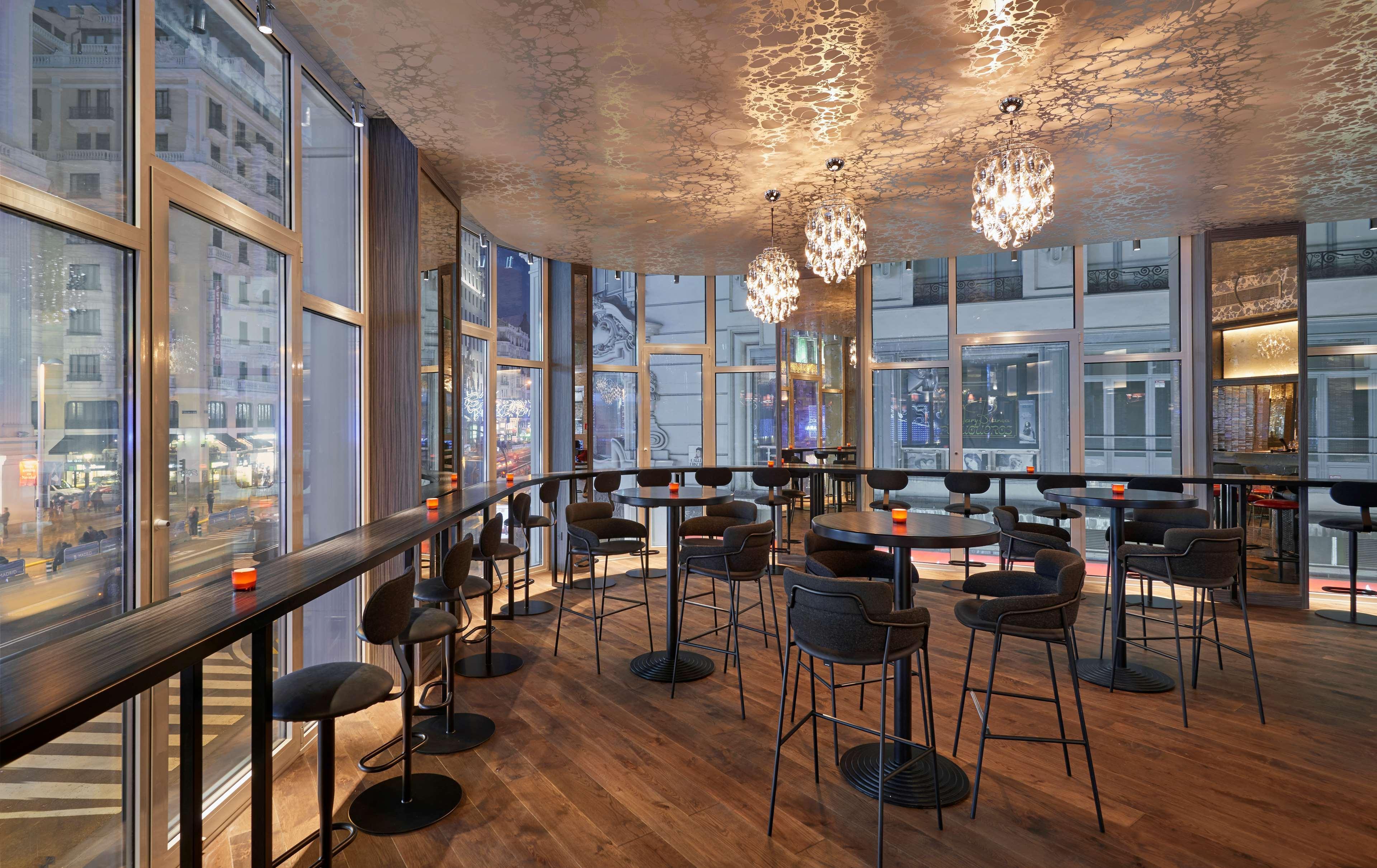 Hyatt Centric Gran Via Madrid Hotel Luaran gambar The bar at the 10th floor