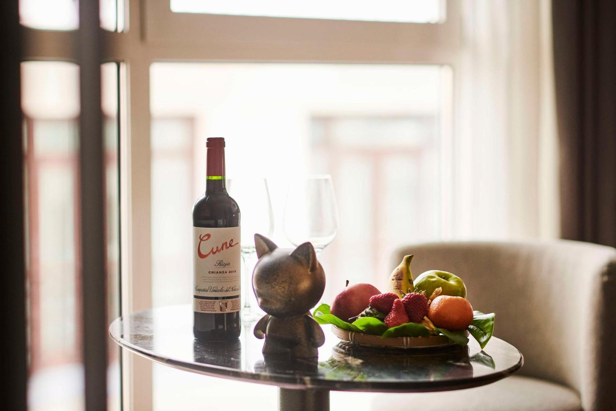 Hyatt Centric Gran Via Madrid Hotel Luaran gambar A bottle of wine