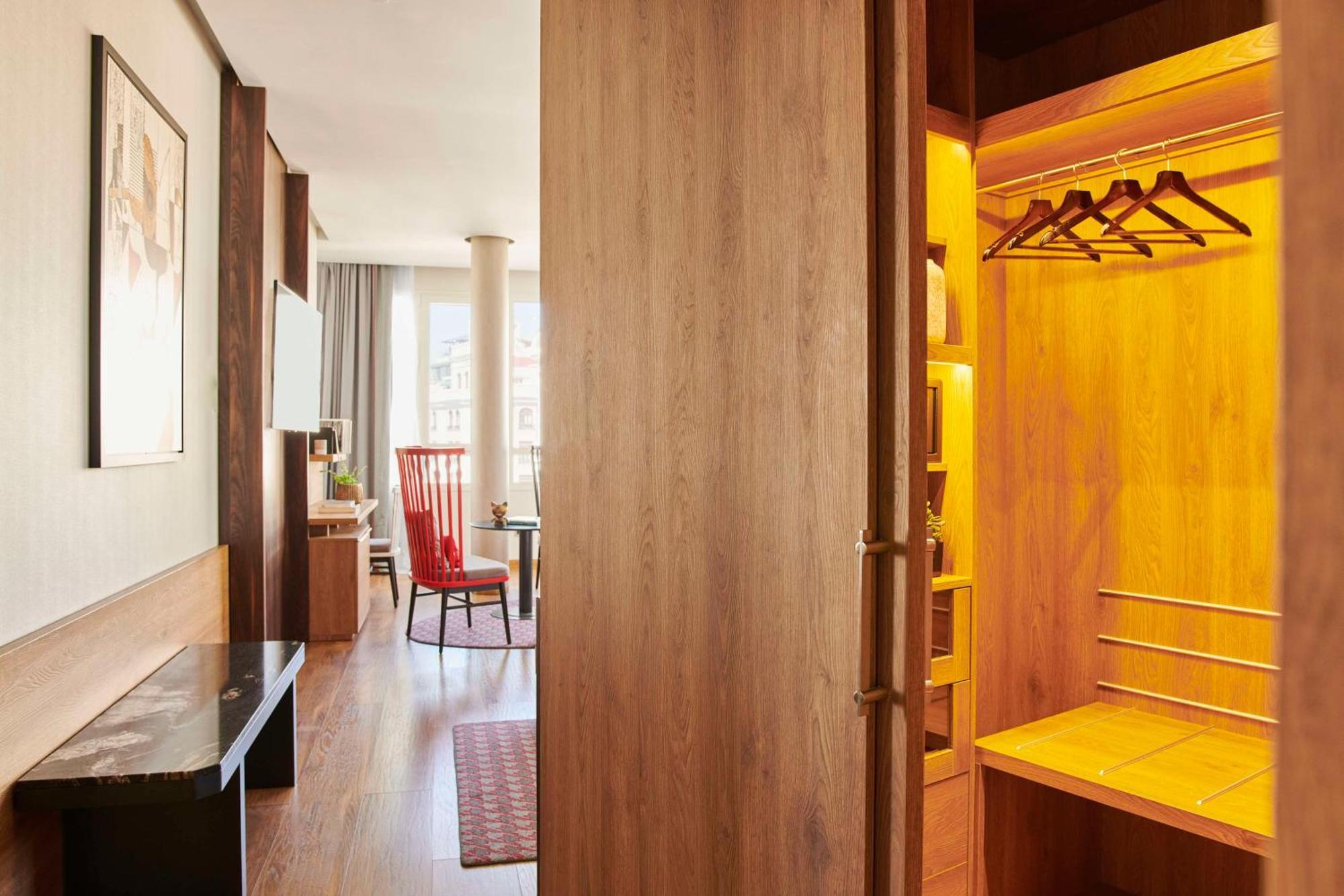 Hyatt Centric Gran Via Madrid Hotel Luaran gambar A room at the hotel