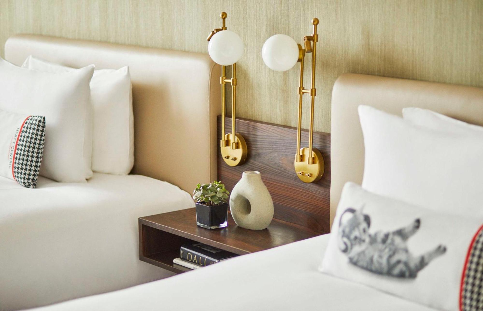Hyatt Centric Gran Via Madrid Hotel Luaran gambar A guest room at the Conrad Washington