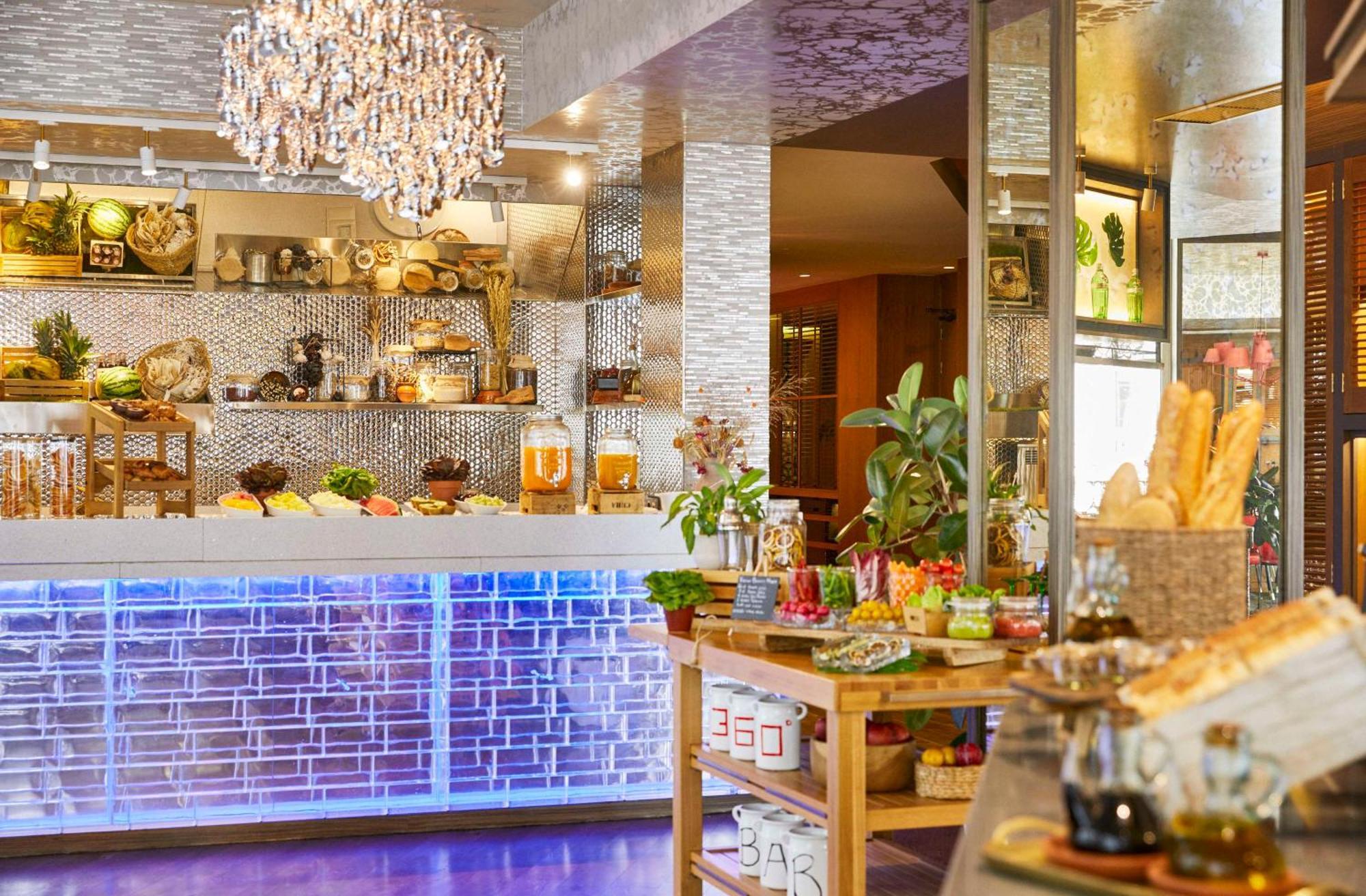 Hyatt Centric Gran Via Madrid Hotel Luaran gambar The buffet at the restaurant